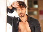 Tiger Shroff's wrist straps rip off as he deadlifts 220 kg at the gym in impressive workout video Tiger Shroff's wrist straps rip off as he deadlifts 220 kg at the gym in impressive workout video 