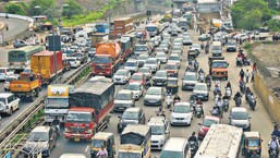 Traffic at Chandani chowk due to road work on Pune-Bengaluru highway. (Pratham Gokhale/HT Photo)