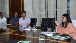 MC commissioner Shena Aggarwal addressing a meeting to discuss the single payment window in place at Ludhiana MC suvidha kendrasat the municipal corporation’s Zone D office. (Harvinder Singh/Ht)