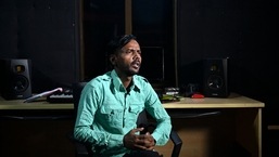 YouTuber Hero Alom fala durante uma entrevista em seu escritório em Dhaka.