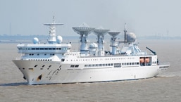Navio militar chinês Yuan Wang 5 que tem capacidade de mapear leitos oceânicos e rastrear satélites de nações adversárias.
