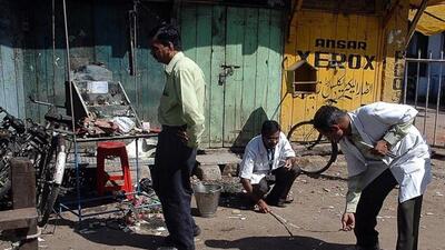 Malegaon Bomb Blast - Forensic experts search for clues at the blast site in Malegaon, some 175 miles (280 kilometres) northeast of India's financial hub Mumbai on September 30, 2008. A bomb blast that killed seven people and wounded 82 in western India overnight is being treated as a terrorist attack, police said Tuesday, fearing further strikes. AFP PHOTO/STR (AFP)