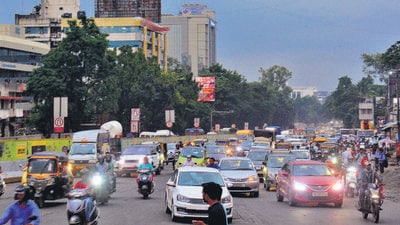 Traffic chaos at Pune university chowk. (Shankar Narayan/HT PHOTO) Traffic chaos at Pune university chowk. (Shankar Narayan/HT PHOTO)