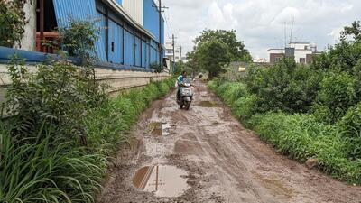 Part of the Phulmala road in Wagholi is incomplete and causes inconvenience to commuters. (Shankar Narayan/HT PHOTO) Part of the Phulmala road in Wagholi is incomplete and causes inconvenience to commuters. (Shankar Narayan/HT PHOTO)
