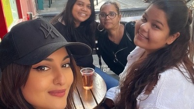 Sonakshi Sinha posed with her girl gang. Sharing a series of photos, she wrote, "What a day! 5.08.2022 #photodump #london." She also added a heart emoji in the caption. (Instagram/@aslisona) Sonakshi Sinha posed with her girl gang. Sharing a series of photos, she wrote, "What a day! 5.08.2022 #photodump #london." She also added a heart emoji in the caption. (Instagram/@aslisona)