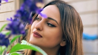 Sonakshi Sinha completed her look with sunglasses and a black cap. She got her winged eyes on fleek and wore a maroon lip shade to match her bold eyes. (Instagram/@aslisona) Sonakshi Sinha completed her look with sunglasses and a black cap. She got her winged eyes on fleek and wore a maroon lip shade to match her bold eyes. (Instagram/@aslisona)
