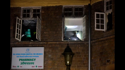 Fire Brigade personnel try to douse the fire at the chidren's Wadia Hospital, Parel (Anshuman Poyrekar/HT PHOTO) Fire Brigade personnel try to douse the fire at the chidren's Wadia Hospital, Parel (Anshuman Poyrekar/HT PHOTO)