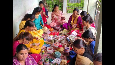 So far, 500 women in Shimla and Solan have been trained in crafting not just rakhis, but also items such as coaster set, pen stand, tissue holder, fruit basket, and pine needle jewellery. (HT Photo) So far, 500 women in Shimla and Solan have been trained in crafting not just rakhis, but also items such as coaster set, pen stand, tissue holder, fruit basket, and pine needle jewellery. (HT Photo)