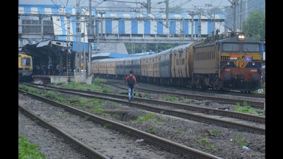 People risk their lives by taking the easy way out by crossing railway tracks. Thane GRP says most railway deaths are due to crossing of tracks. (PRAFUL GANGURDE/HT PHOTO) People risk their lives by taking the easy way out by crossing railway tracks. Thane GRP says most railway deaths are due to crossing of tracks. (PRAFUL GANGURDE/HT PHOTO)