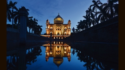 At the Safdarjung’s Tomb, Humayun’s Tomb and Red Fort, one can enter early and keep exploring until sunset when the lights illuminate these historical buildings. (Photo: Raj K Raj/HT) At the Safdarjung’s Tomb, Humayun’s Tomb and Red Fort, one can enter early and keep exploring until sunset when the lights illuminate these historical buildings. (Photo: Raj K Raj/HT)