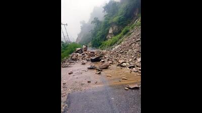 Boulders block the Chandigarh-Manali highway in Mandi on Saturday. (ANI) Boulders block the Chandigarh-Manali highway in Mandi on Saturday. (ANI)