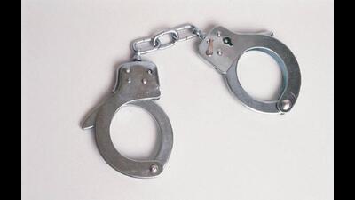 Two persons have been booked for robbing biker of mobile phones, credit card in Bhiwandi. (HT FILE PHOTO)