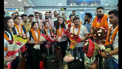 Commonwealth Games: Victorious Indian weightlifters receive grand reception at Amritsar airport