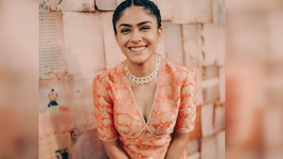 Mrunal Thakur can leave anyone spellbound with her sweet and contagious smile and this picture says it all. (Instagram/@mrunalthakur) Mrunal Thakur can leave anyone spellbound with her sweet and contagious smile and this picture says it all. (Instagram/@mrunalthakur)