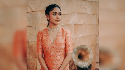 Mrunal Thakur accessorised her contemporary kurta with a diamond choker from Amrapali Jewels. (Instagram/@mrunalthakur) Mrunal Thakur accessorised her contemporary kurta with a diamond choker from Amrapali Jewels. (Instagram/@mrunalthakur)