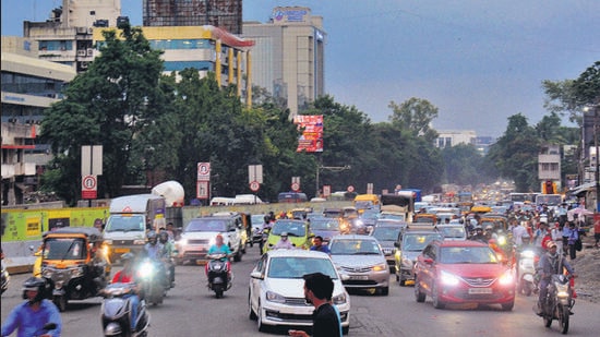 Traffic chaos at Pune university chowk. (Shankar Narayan/HT PHOTO) Traffic chaos at Pune university chowk. (Shankar Narayan/HT PHOTO)