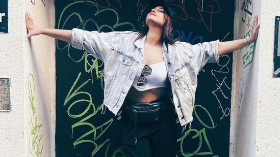 Sonakshi Sinha elevated her street-style look with a pair of white kicks and a black leather waist bag.(Instagram/@aslisona)