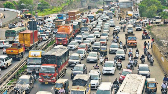 Traffic at Chandani chowk due to road work on Pune-Bengaluru highway. (Pratham Gokhale/HT Photo)