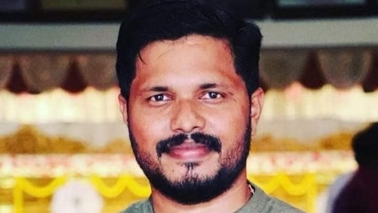 Praveen Nettaru, a resident of Bellare, was attacked by bike-borne assailants when he was returning home after closing his poultry shop late. (HT Photo)