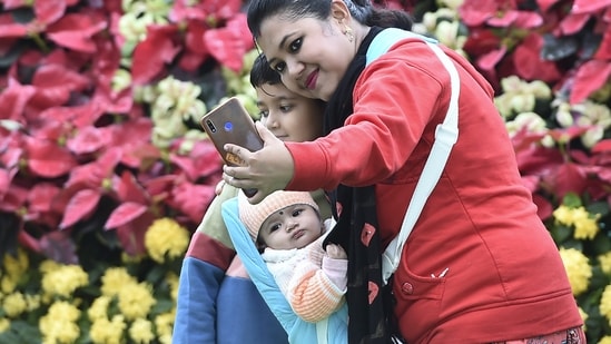 Bengaluru: Tourists click selfies during their visit to the annual Independence Day flower show, at Lalbagh Botanical Garden in Bengaluru, Friday, Aug. 5, 2022. (PTI Photo/Shailendra Bhojak)(PTI08_05_2022_000264A)(PTI)