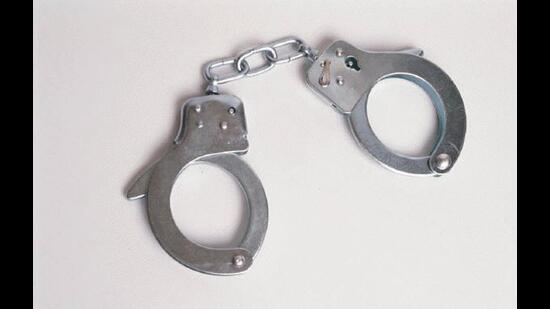 Two persons have been booked for robbing biker of mobile phones, credit card in Bhiwandi. (HT FILE PHOTO)