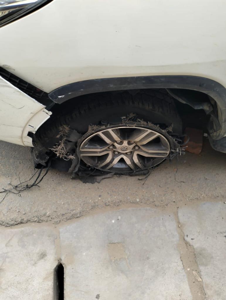 While fleeing from the accident spot, one of the tyres of the SUV burst, forcing the driver to slow down. Police eventually cut them off. (HT Photo) While fleeing from the accident spot, one of the tyres of the SUV burst, forcing the driver to slow down. Police eventually cut them off. (HT Photo)