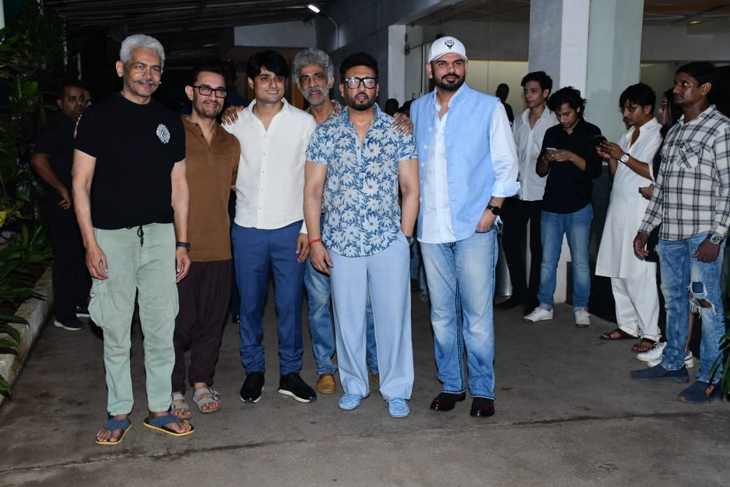 Atul Kulkarni, Aamir Khan, Sandeep Singh, Makarand Deshpande and Shekhar Suman at Laal Singh Chaddha screening. (Varinder Chawla)