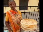 This 68-year-old woman sells papads in the scorching heat in Jaipur everyday. (Instagram/@streetfoodrecipe) This 68-year-old woman sells papads in the scorching heat in Jaipur everyday. (Instagram/@streetfoodrecipe)
