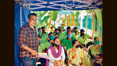 Dharavi migrants take up odd jobs for survival as factories shuttered Dharavi migrants take up odd jobs for survival as factories shuttered