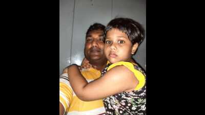 Saif Khan with his 5-years old daughter who got stuck in a lift. (HT PHOTO) Saif Khan with his 5-years old daughter who got stuck in a lift. (HT PHOTO)