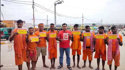 Rajiv Mishra making kanwarias aware of the importance of voluntary blood donation in Prayagraj. HT Photo (ht photo) Rajiv Mishra making kanwarias aware of the importance of voluntary blood donation in Prayagraj. HT Photo (ht photo)