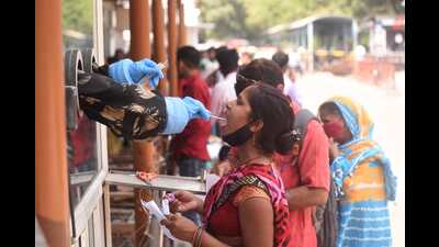 Gautam Budh Nagar reported highest 205 new covid cases while Lucknow reported 114 new cases, according to the data from the state health department. (HT File Photo)