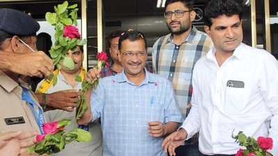Delhi chief minister Arvind Kejriwal receives a warm welcome upon his arrival at Jamnagar airport on Saturday.&nbsp; (ANI)