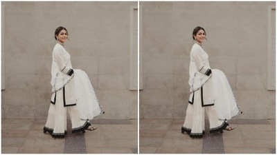 Mrunal decked up in a white cotton kurta featuring a V-neckline and full sleeves. The kurta featured borders in black at the midriff and at the cuffs. (Instagram/@mrunalthakur)