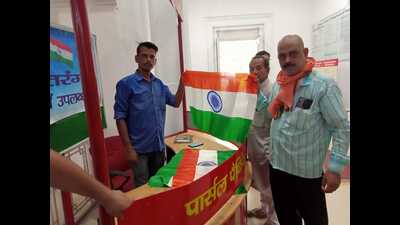 Buyers building flags from the Post office in Lucknow. (HT PHOTO) Buyers building flags from the Post office in Lucknow. (HT PHOTO)