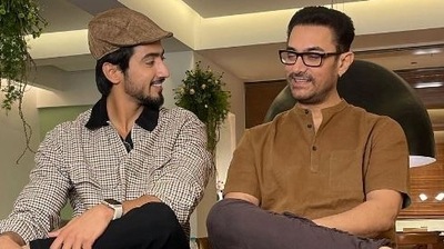 Aamir Khan recreates an Andaz Apna Apna scene.