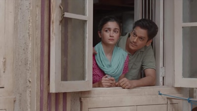 Alia Bhatt and Vijay Varma in Darlings.