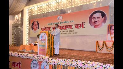 BJP state general secretary Sunil Bansal addressing the BJYM meet in Agra on Sunday. (HT photo)