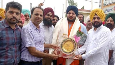 CWG bronze medallist Gurdeep Singh being welcomed in Khanna, Ludhiana. (HT PHOTO)