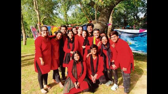 अनुभव सिंघानिया के लिए, हंसराज ड्रामेटिक्स सोसाइटी के अपने दोस्तों के साथ रिहर्सल करना और समय बिताना एक अच्छा दिन है। अनुभव सिंघानिया के लिए, हंसराज ड्रामेटिक्स सोसाइटी के अपने दोस्तों के साथ रिहर्सल करना और समय बिताना एक अच्छा दिन है।