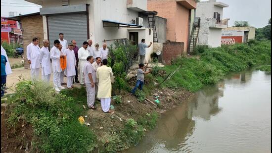 The recuperation of the 32-km-long stretch of the Rakshi river has brought a smile to the face of thousands of farmers of 50 villages of Yamunanagar, Kurukshetra and Karnal districts in Haryana as the flow of water will help recharge the groundwater in these villages. (HT Photo)