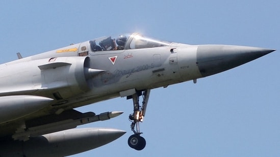 A Taiwan Air Force Mirage 2000-5 aircraft lands at Hsinchu Air Base in Hsinchu, Taiwan August 7, 2022.(REUTERS)