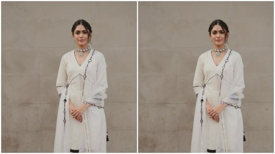 Mrunal teamed her kurta with a pair of monochrome sharara. The sharara featured multiple pleat details and gave it the shape of a long skirt. The sharara came with black borders at the ankles.(Instagram/@mrunalthakur)