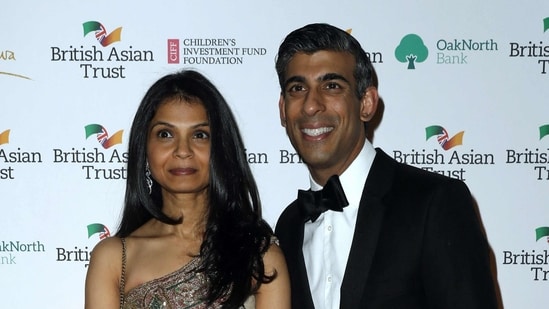 &nbsp;Rishi Sunak (R) poses with his wife Akshata Murty.(AFP file photo)