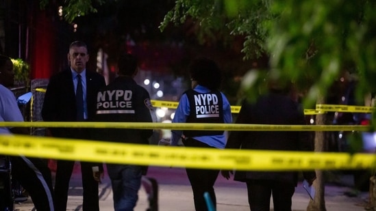 New York Police Department (NYPD) officers investigate a crime scene.(Bloomberg/Representative image)