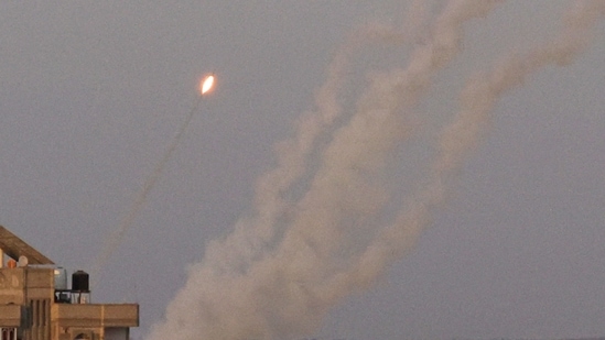 Uma salva de foguetes é disparada da Cidade de Gaza em direção a Israel, no domingo. (AFP)