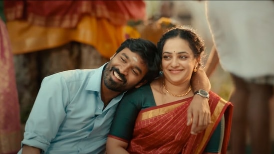 El actor Nithya Menen, con Dhanush, en un fotograma de Thiruchitrapalam.