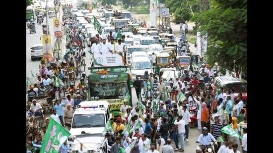 RJD leader Tejashwi Prasad Yadav along with party workers takes out a protest march against price rise and unemployment in Patna on Sunday. (Santosh Kumar/HT Photo) RJD leader Tejashwi Prasad Yadav along with party workers takes out a protest march against price rise and unemployment in Patna on Sunday. (Santosh Kumar/HT Photo)