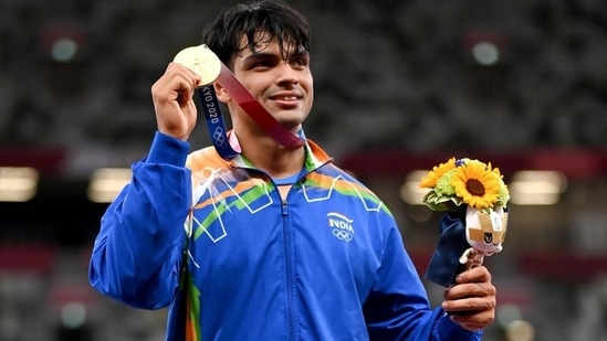 Neeraj Chopra poses with his gold medal at the Tokyo Olympics.(Getty Images)