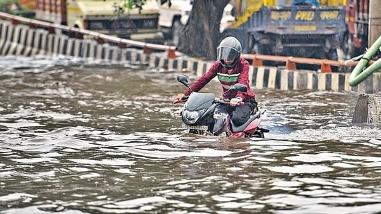 Vehicles wade through a heavily water logged street after sudden rains at Rohtak Road in New Delhi, India, on Sunday, August 7, 2022. (Photo by Sanchit Khanna/Hindustan Times) Vehicles wade through a heavily water logged street after sudden rains at Rohtak Road in New Delhi, India, on Sunday, August 7, 2022. (Photo by Sanchit Khanna/Hindustan Times)